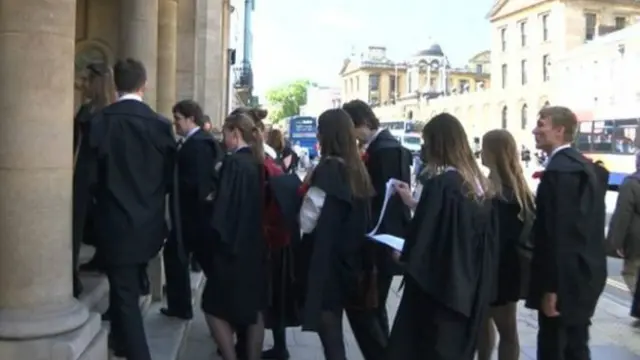 آکسفرڈ میں امتحانات کے دوران طلبا اور ممتحن دونوں کو ایک خاص لباس پہنا پڑتا ہے جسے ’سب فسک‘ کہتے ہیں