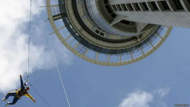 A Sky Tower atrai inúmeros 'bungee jumpers' e tem um restaurante no topo