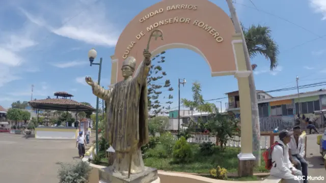 Estatua de Óscar Romero en Ciudad Barrios