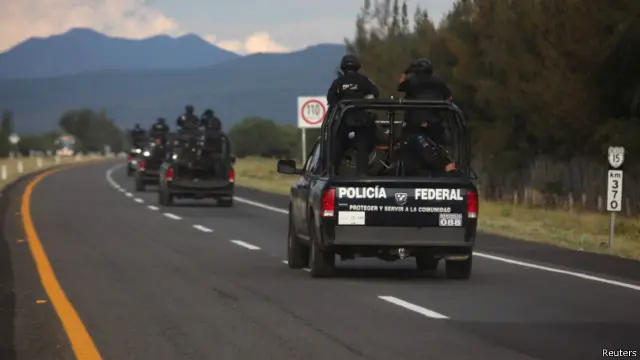 當時，武裝分子在高速路一帶對聯邦警察車隊發動了襲擊。