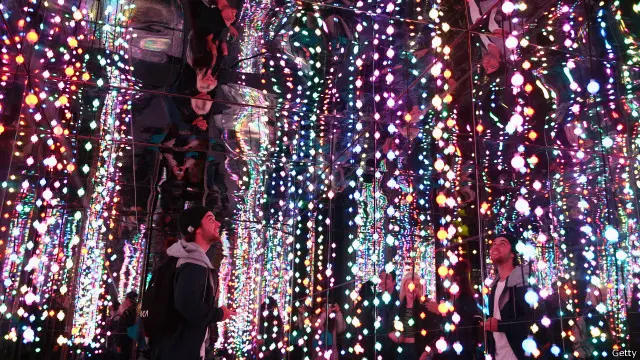 游客走进灯光节