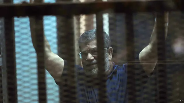Presiden terguling Mohammad Morsi dijatuhi dakwaan spionase.