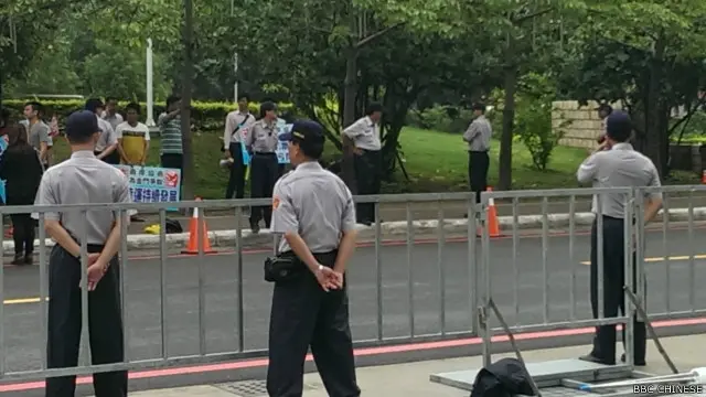 张志军已抵达金门，警方在即将举行会谈的饭店外戒备（BBC中文网照片）