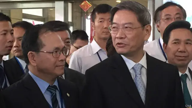 台湾行政院大陆委员会副主委林祖嘉（左）在金门水头码头迎接张志军（右）。 