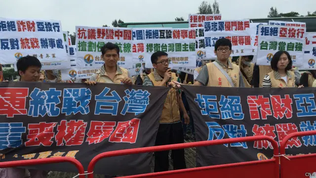 在张志军一行抵达码头时，曾遭到示威者抗议。