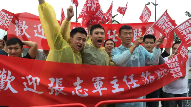 欢迎人士在饭店外拉红布条欢迎张志军到访。