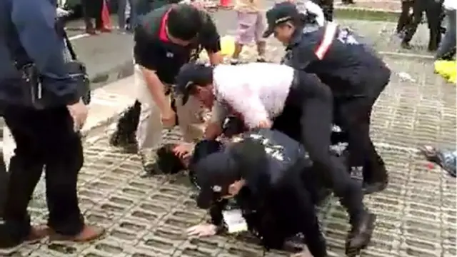 大陆国台办主任张志军23日抵达金门水头码头时，台联
青年军现场丢掷烟雾弹，一名黑衣人突然冲入抗议现场
，台联青年军被打到骨折，随后黑衣人遭警方制伏。
