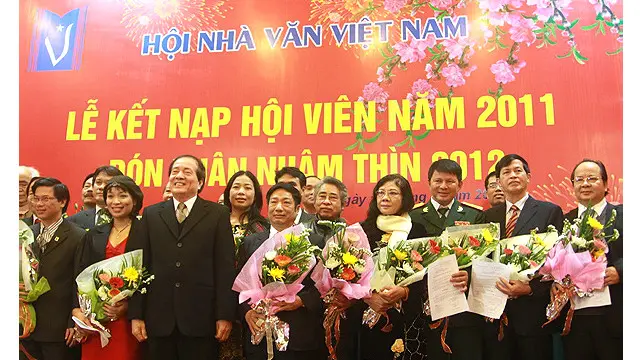 Một lễ kết nạp hội viên của Hội nhà văn Việt Nam, với Chủ tịch Hội, nhà thơ Hữu Thỉnh đứng thứ ba (trái sang, hàng đầu).