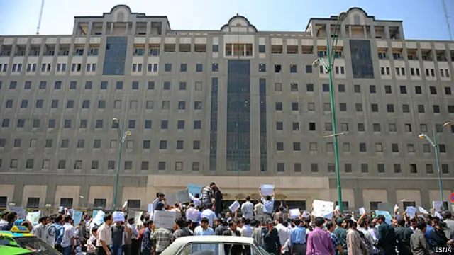 علاوه بر مسائل سیاسی در بسیاری از موارد اعتراضهای صنفی هم باعث برگزاری تجمع در مقابل مجلس ایران شده است