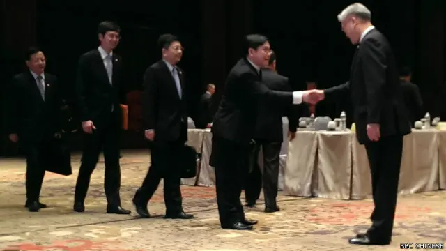 夏立言逐一握手欢迎张志军一行人。（BBC中文网照片）