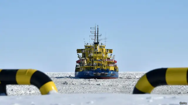 A los países limítrofes les pertenecen los recursos naturales del fondo marino y su subsuelo situadas a hasta 322 kilómetros en el Ártico.