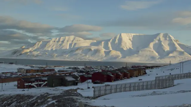 Está delimitada por el Círculo Polar Ártico y comprende el océano Glacial Ártico y las áreas de tierra que lo circundan.