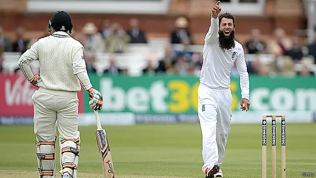 معین علی نے تین وکٹیں حاصل کیں