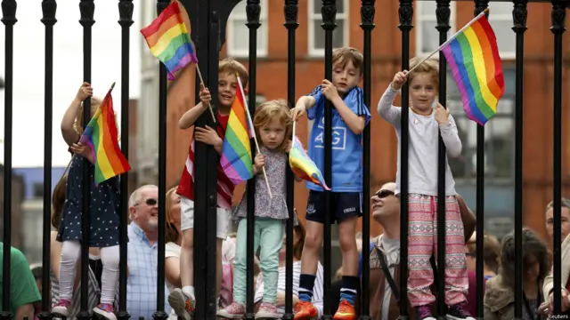 挥舞五色旗的儿童