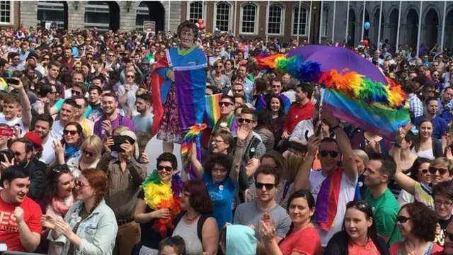 Abantu benshi baciye batangura kunezerwa Dublin Castle bamenye ivyavuye mu matora