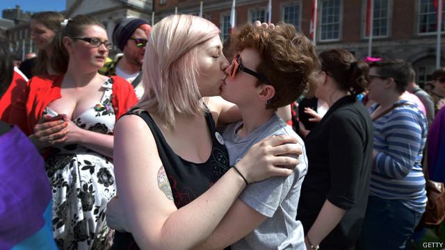 Irlandia adalah negara pertama di dunia yang melegalkan pernikahan sesama jenis melalui referendum.