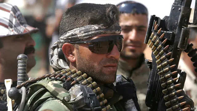 安巴尔省努海卜村外的一名“伊拉克什叶派志愿军”民兵（19/5/2015）