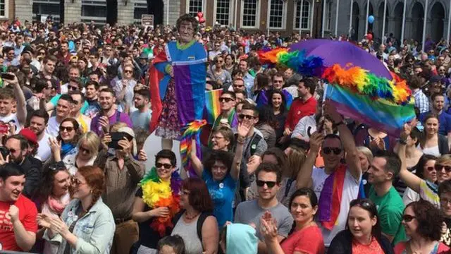 احتشد آلاف الأشخاص خارج مقر الحكومة الأيرلندية قبيل إعلان نتيجة الاستفتاء