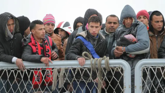 يستغل المهربون هذا الوقت من العام بسبب تحسن الظروف المناخية