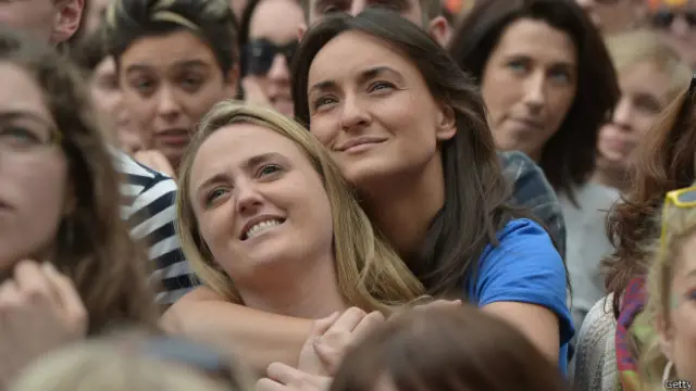 Tras conocerse los resultados, en las celebraciones de los partidarios del "sí" hubo sonrisas...
