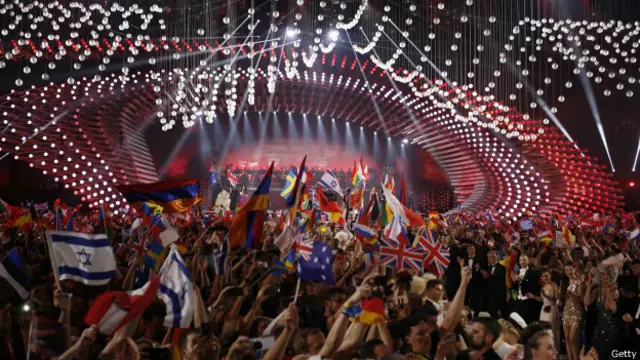 维也纳欧洲歌唱大赛上参赛国家挥舞各自的国旗（23/5/2015）