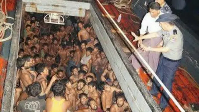 图片显示缅甸海军查获一艘据信满载孟加拉移民的船只