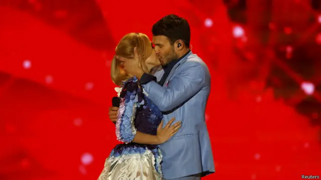 Литовские исполнители обменялись страстным поцелуем