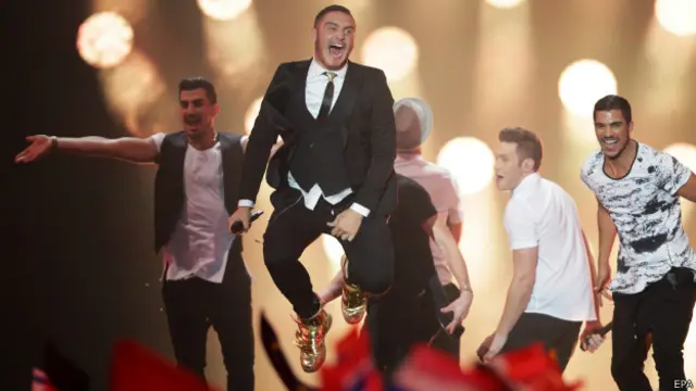 Энергичные танцы Недава Геджа, который представлял Израиль