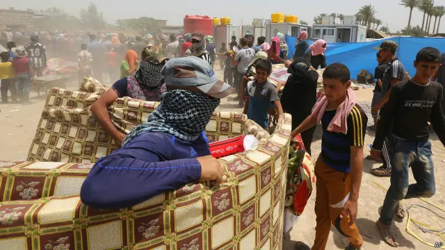 逃到阿米里耶费卢杰的拉马迪居民（22/5/2015）