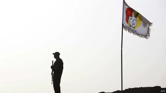 فرد من الحشد الشعبي في نوبة مراقبة بمنطقة تطل على بلدة النخيب في الأنبار.