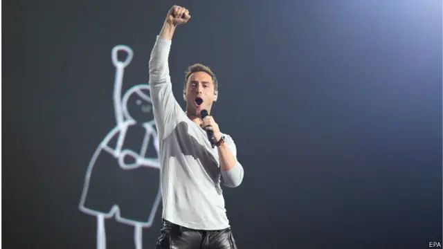 瑞典歌手瑟尔梅尔罗在维也纳欧洲歌唱大赛上演唱（23/5/2015）