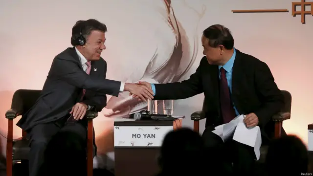 莫言（右）在波哥大中拉人文交流研讨会上与哥伦比亚总统桑托斯握手（22/5/2015）