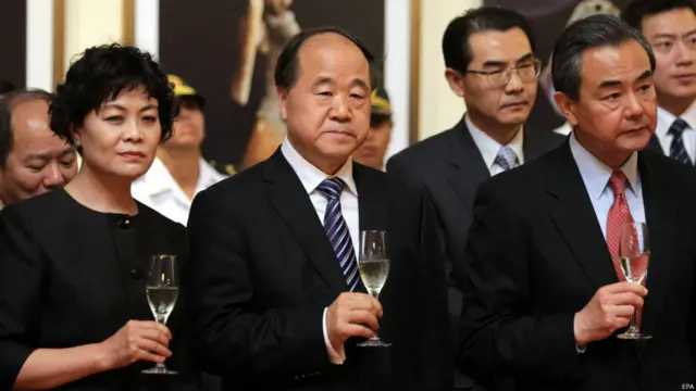 莫言（中）与中国外长王毅（右）在秘鲁利玛国立考古与人类历史博物馆出席仪式（23/5/2015）