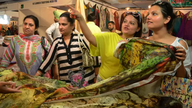 بھارتی شہر امرتسر میں 21 مئی کو ‘دی پاکستانی شو‘ کے نام سے پاکستانی مصنوعات پر مشتمل پانچ روزہ تجارتی میلے کا آغاز ہوا۔ جس میں 40 پاکستانی صنعتکاروں نے اپنی مصنوعات فروخت کے لیے پیش کیں۔ 