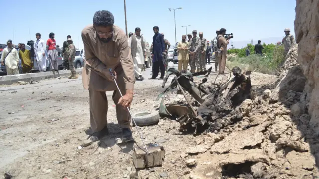 صوبہ بلوچستان کے دارالحکومت کوئٹہ میں ایک بم دھماکے میں ایک شخص ہلاک اور چار زخمی ہوئے۔ زخمیوں میں فرنٹیئر کور کے تین اہلکار بھی شامل تھے۔ یہ واقعہ 22 مئی کو کوئٹہ کے علاقے قمبرانی روڈ پر اُس وقت پیش آیا جب فرنٹیئر کور کا قافلہ وہاں سے گزر رہا تھا۔