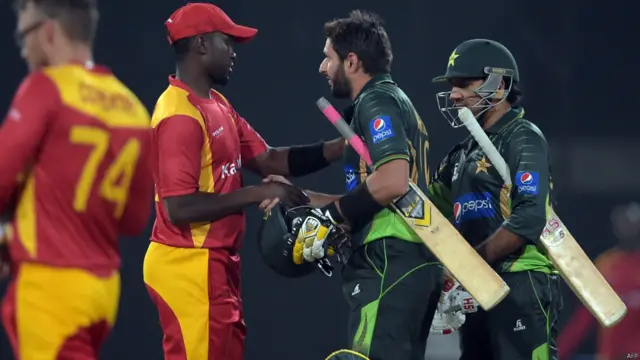 لاہور کے قذافی سٹیڈیم میں کھیلے جانے والے پہلے ٹی 20 میچ میں پاکستان نے زمبابوے کو پانچ وکٹوں سے شکست دی ۔ زمبابوے نے پاکستان کے خلاف ٹاس جیت کر پہلے بیٹنگ کرنے کا فیصلہ کیا اور مقررہ 20 اوورز میں چھ وکٹوں کے نقصان پر 172 رنز سکور کیے۔ پاکستان نے جواب میں مقررہ ہدف آخری اوور میں پانچ وکٹوں کے نقصان پر پورا کر لیا۔ یہ قذافی سٹیڈیم لاہور میں کھیلا گیا پہلا بین الاقوامی ٹی20 میچ بھی تھا۔ 