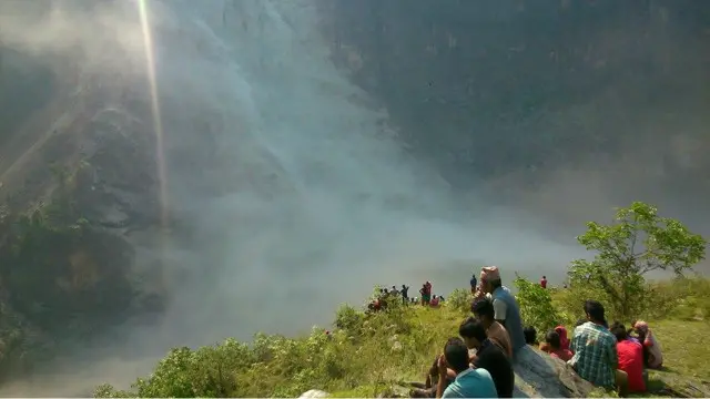 Pasukan tentara Nepal telah diturunkan untuk membantu menyelamatkan warga dari resiko tanah longsor.