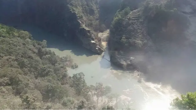 Aliran sungai Kali Gandaki di Nepal bagian barat tersumbat sehingga menciptakan danau yang beresiko tanah longsor.