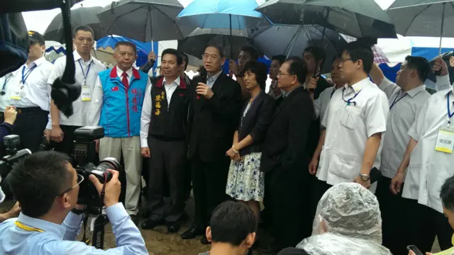 张志军（中）在金门田埔水库参观时对记者们讲话（BBC中文网图片24/5/2015）