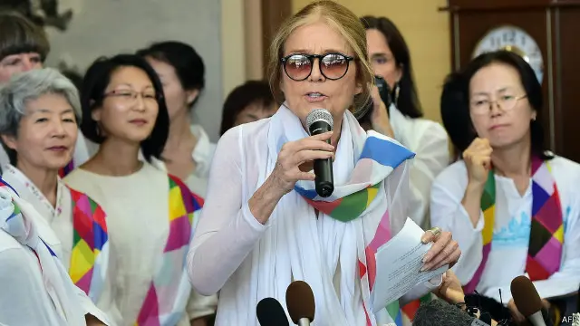 Aktivis feminisme AS, Gloria Steinem menjelaskan tujuan aksi perdamaian kepada wartawan.