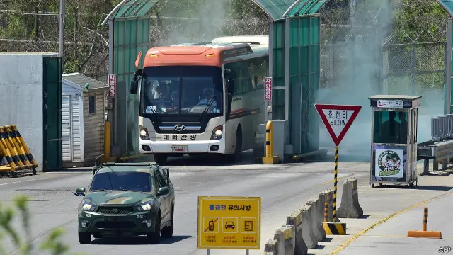 Sekitar 30 aktivis perempuan dari berbagai negara mengendarai bus di zona demiliterisasi Korea untuk mempromosikan perdamaian.