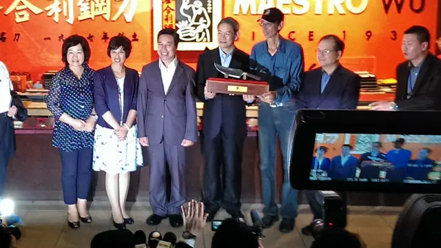 张志军（右四）在金门参观钢刀店时接收店方赠送的金门菜刀（BBC中文网图片24/5/2015）