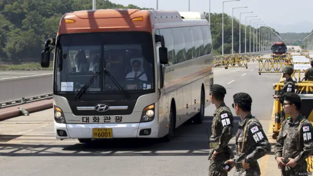 载着洛丽亚·斯泰纳姆等妇权人士的旅游大巴离开坡州一处军事检查站进入韩国本土（24/5/2015）