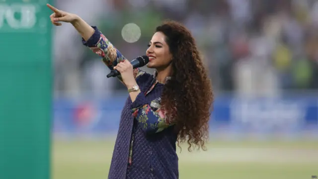 لاہور میں ہونے والے دوسرے ٹی 20 میچ دیکھنے کے آنے والے شائقین کی دلچسپی کے میوزک کا بھی انتظام کیا گیا ہے۔ گلوکارہ رابعی پیرزادہ نے اپنے فن کا مظاہرہ کیا۔