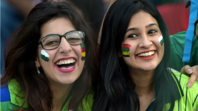 پاکستان اور زمبابوے کے درمیان کھیلے گئے دوسرے میچ میں بھی شائقین کا جوش و جذبہ دیدنی ہے۔