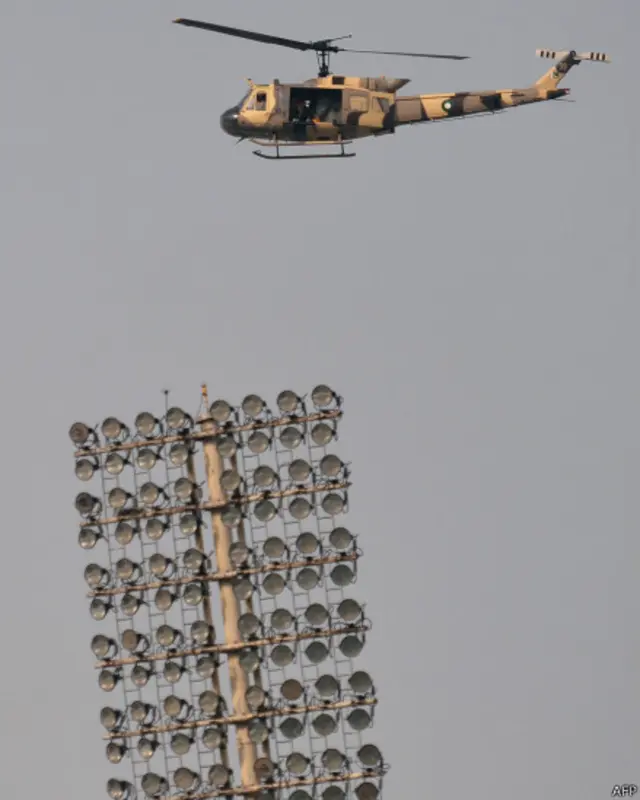 اس موقع قذافی سٹیڈیم کی اردگرد سخت حفاظتی اقدامات کیے گئے ہیں۔ میچ کے دوران ہیلی کاپٹر کے ذریعے بھی سکیورٹی کا جائزہ لیا جا رہا ہے۔ 