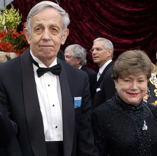 John Nash ve eşi Alicia 2002'de düzenlenen Oscar törenindeyken çekilmiş bir kare. Nash'in hayatını konu alan 'Akıl Oyunları' (Beautiful Mind) filmi 8 dalda Oscar'a aday gösterilmiş ve en iyi film ve en iyi yönetmen dahil 4 dalda ödülü almıştı.
