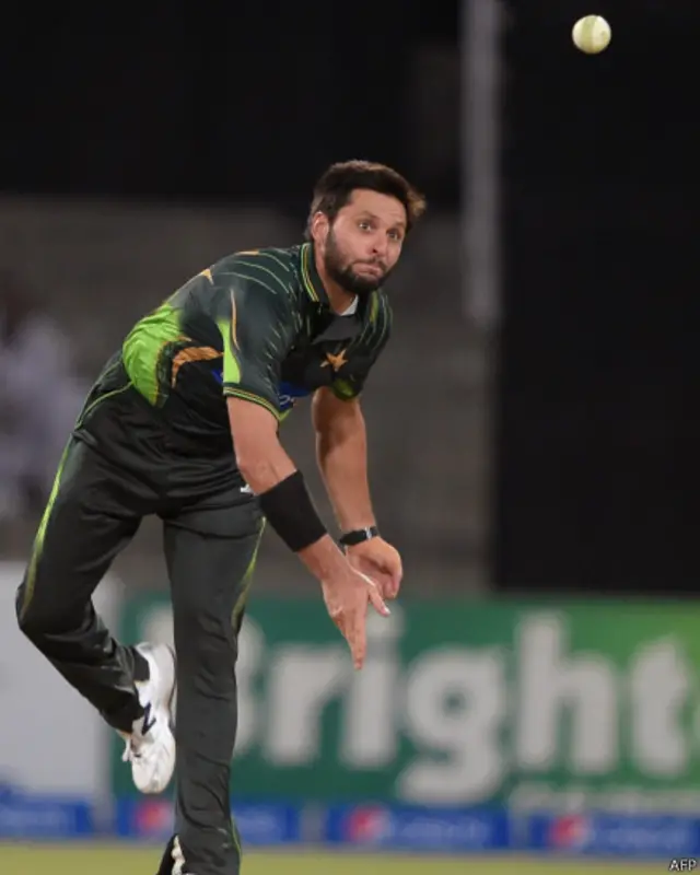 کپتان شاہد آفریدی نے چار اورز میں 36 رنز کے عوض ایک کھلاڑی کو آوٹ کیا۔