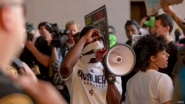 المحكمة قضت ببراءة الضابط لعدم قدرتها على تحديد مدى مسؤوليته عن القتل مما أشعل غضب السود بالمدينة