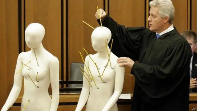 الزوجان أصيبا باكثر من 20 رصاصة والشرطي بريلو اعتلى سقف السيارة وأمطرهما بالرصاص من أعلى